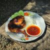 Hidangan ayam berbumbu kecap disajikan di piring sebagai ilustrasi resep ayam kecap rumahan