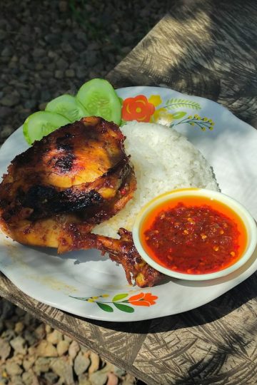 Hidangan ayam berbumbu kecap disajikan di piring sebagai ilustrasi resep ayam kecap rumahan