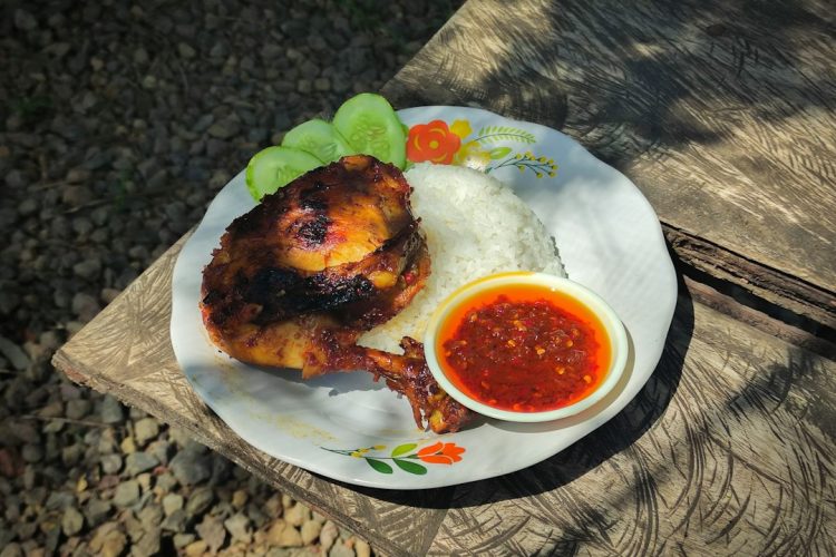 Hidangan ayam berbumbu kecap disajikan di piring sebagai ilustrasi resep ayam kecap rumahan