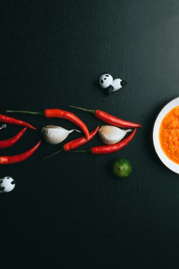 Bumbu cabai merah rumahan dan bahan masak sebagai ilustrasi bumbu dasar merah