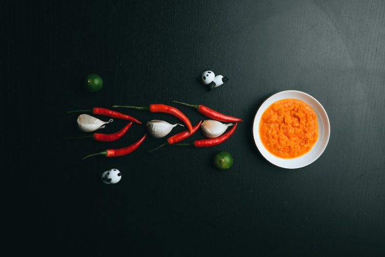 Bumbu cabai merah rumahan dan bahan masak sebagai ilustrasi bumbu dasar merah